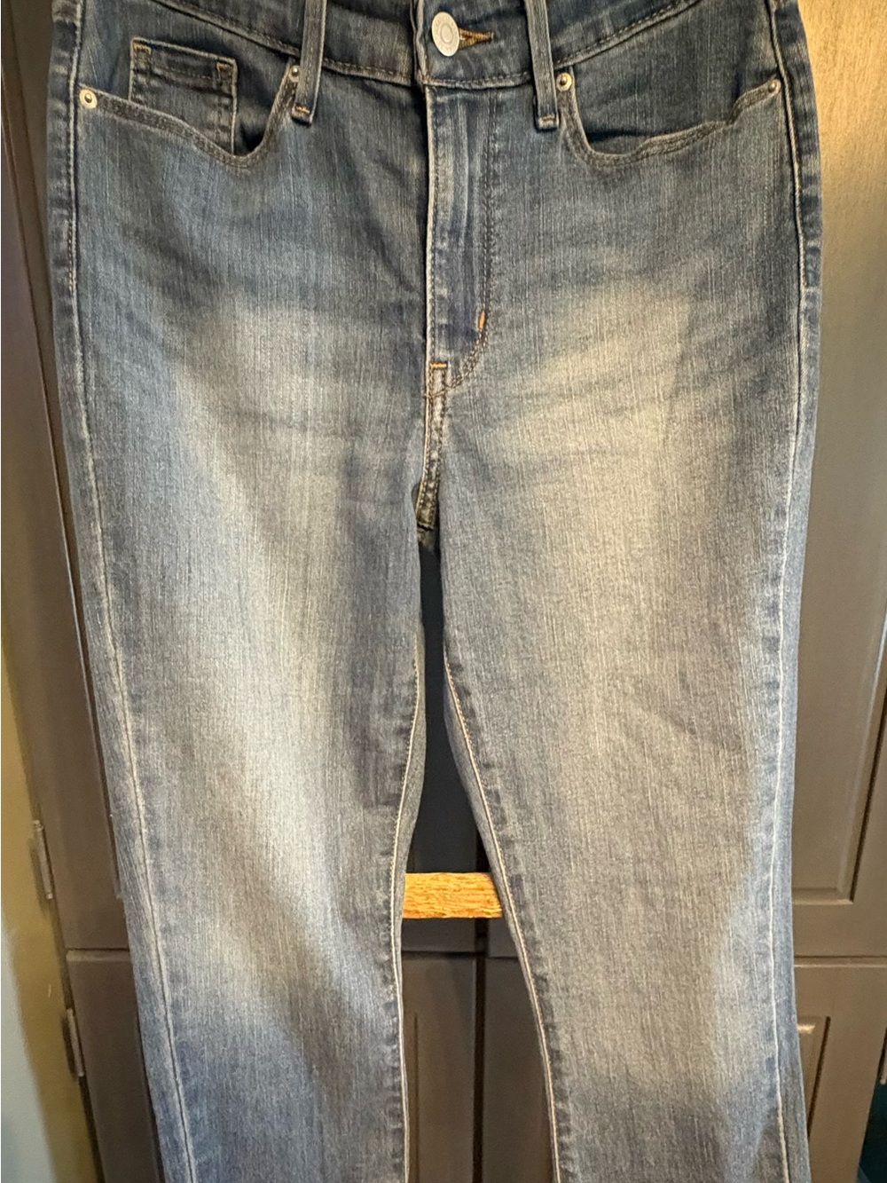 Levi's Signature Mid Rise Capri Jeans in Light Blue Faded Denim